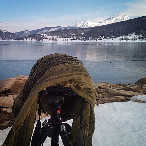 Shooting Lago di Campotosto covering the camera with a scarf